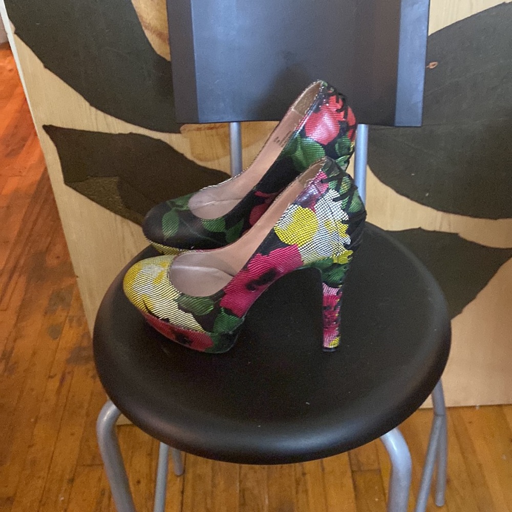 Multi Color Pumps - Picture 2 of 5